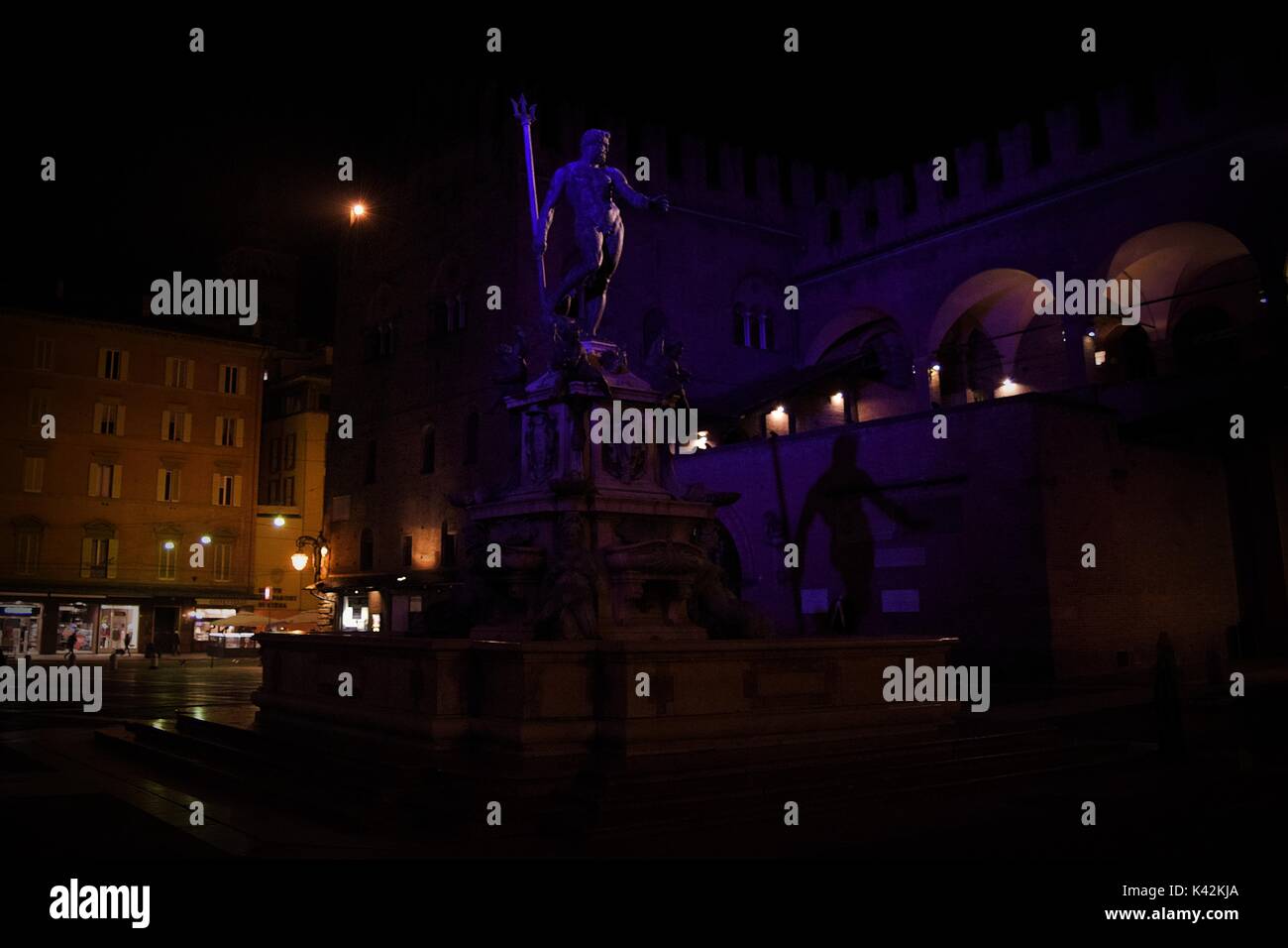 Fontana del Nettuno, decorata con una statua del mare antico dio, a Piazza Nettuno, la piazza principale di Bologna, durante una notte invernale, Bologna, Italia Foto Stock