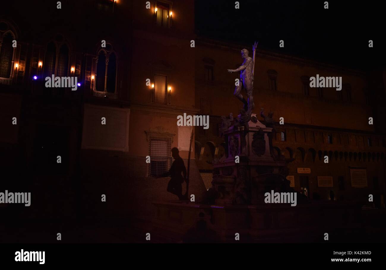 Fontana del Nettuno, decorata con una statua del mare antico dio, a Piazza Nettuno, la piazza principale di Bologna, durante una notte invernale, Bologna, Italia Foto Stock
