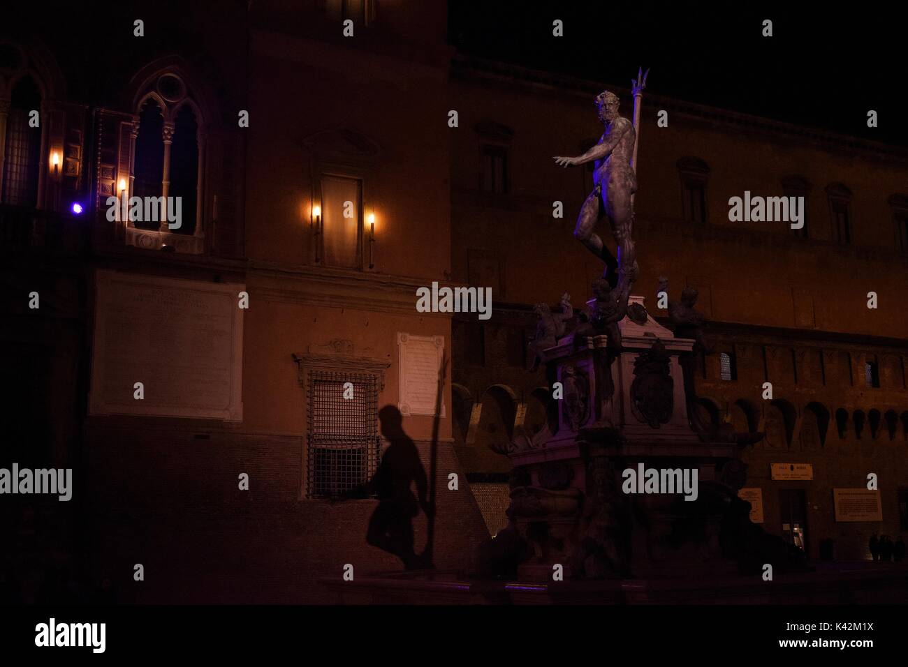 Fontana del Nettuno, decorata con una statua del mare antico dio, a Piazza Nettuno, la piazza principale di Bologna, durante una notte invernale, Bologna, Italia Foto Stock