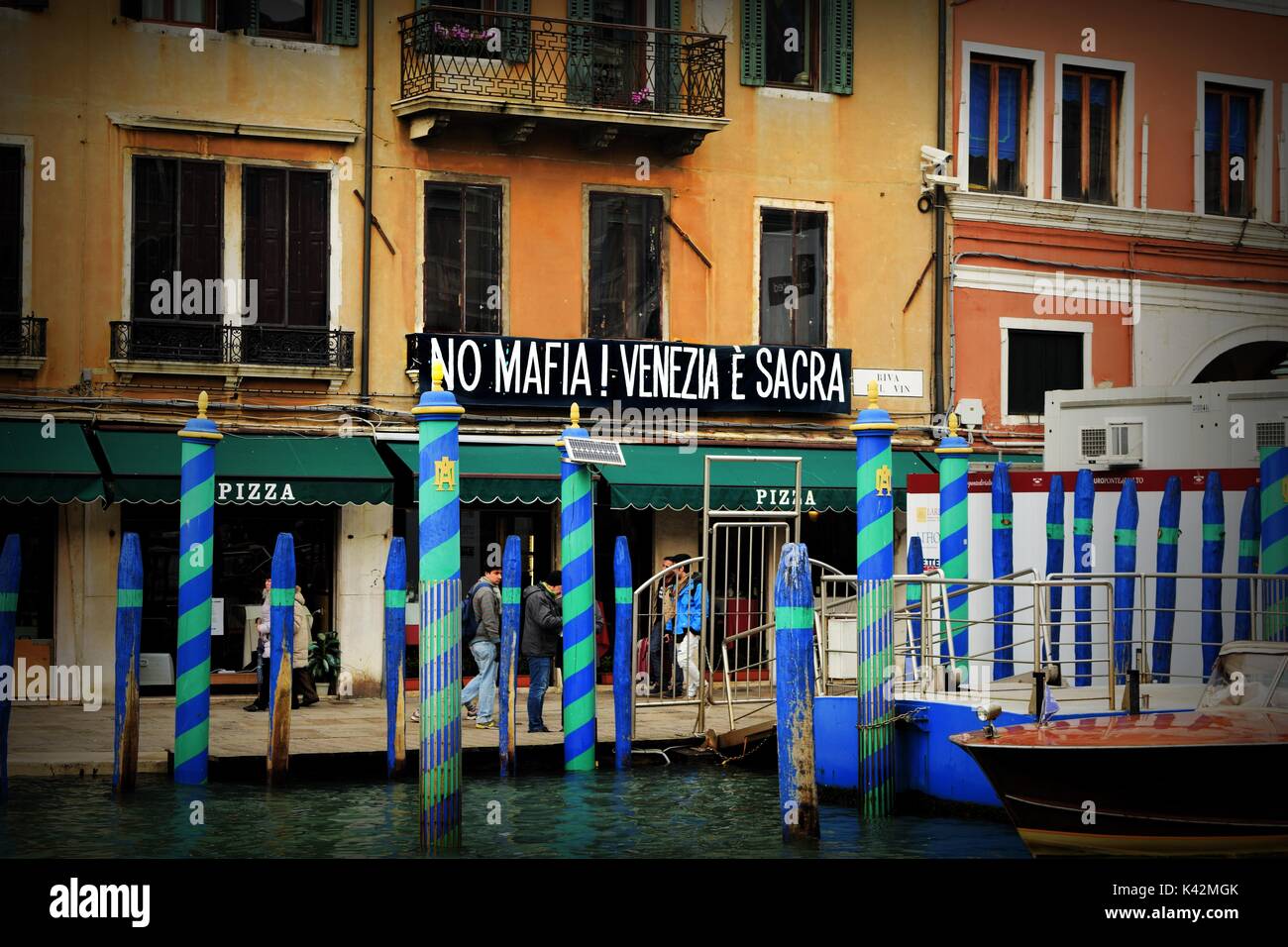 Un banner su una casa lungo il Canal Grande di Venezia dicendo "No Mafia!!! Venezia e' Sacra', nei pressi del Ponte di Rialto Foto Stock