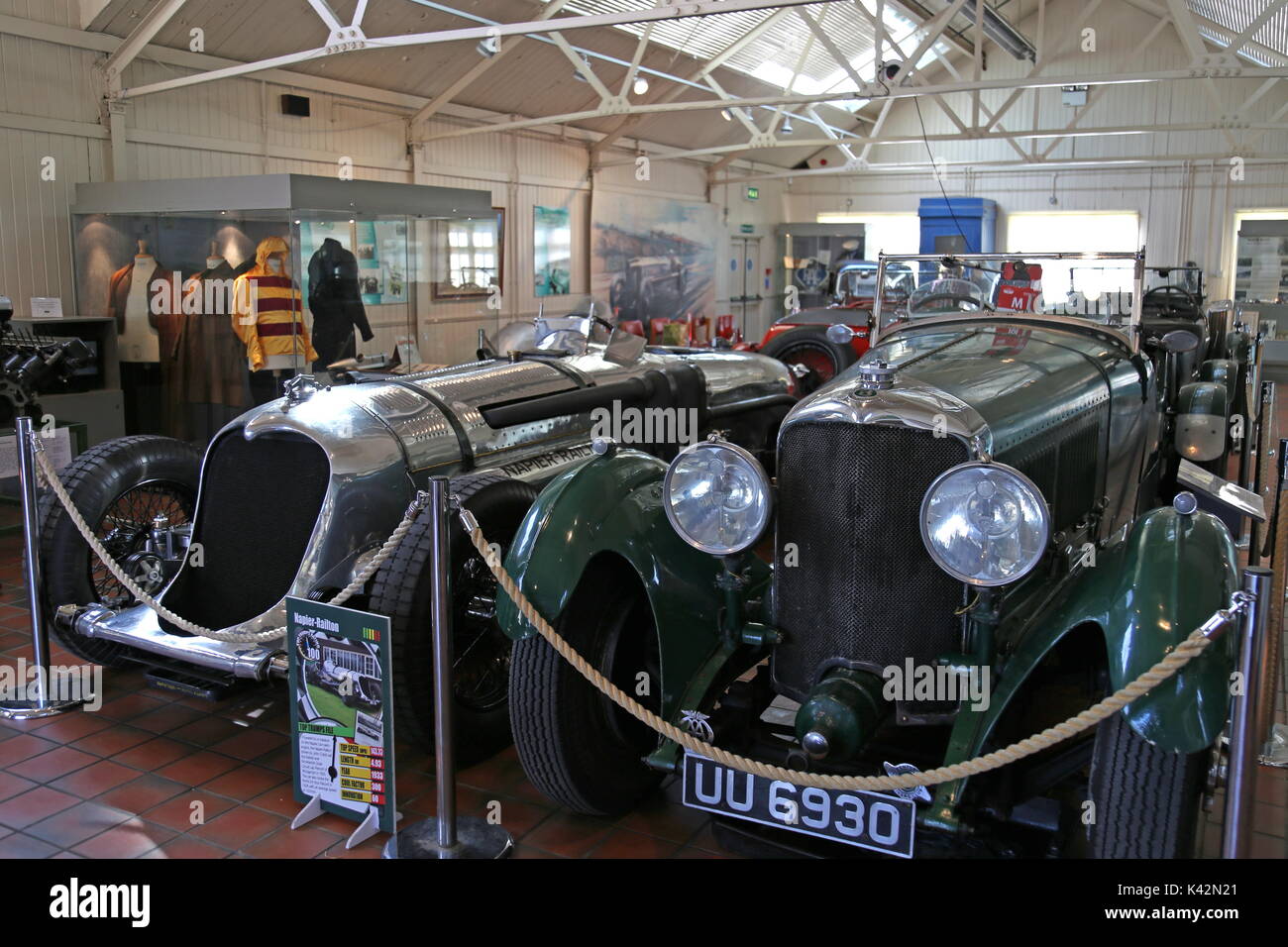 Napier-Railton (1933) e Bentley 4,5 Litre (1928), ERA Shed, Brooklands Museum, Weybridge, Surrey, Inghilterra, Gran Bretagna, Regno Unito, Regno Unito, Europa Foto Stock