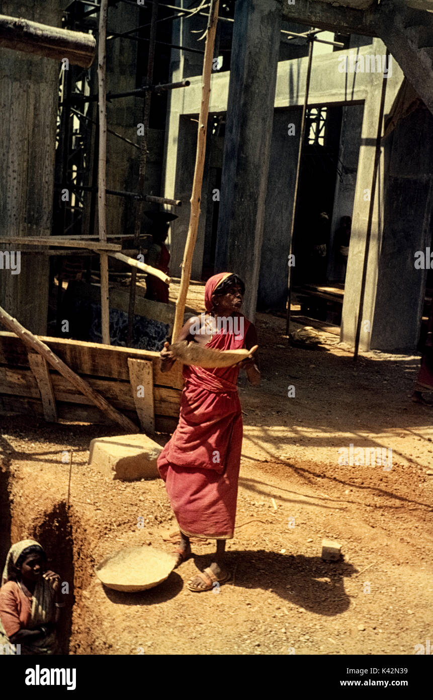 Bau einer Fabrik in Neyveli, Tamil Nadu, mit Mitteln der Entwicklungshilfe, 1962. La costruzione di una fabbrica a Neyveli, in India nel 1962. Foto Stock