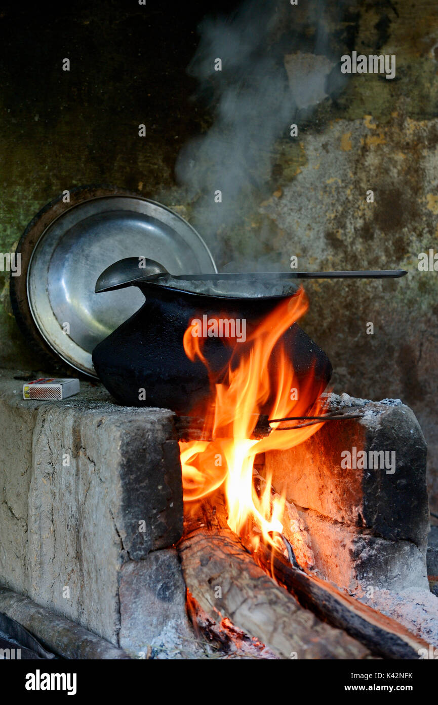 Il posto del fuoco e la pentola di cottura, Bharatpur Rajasthan, India | Feuerstelle und Kochtopf, Bharatpur Rajasthan, Indien Foto Stock