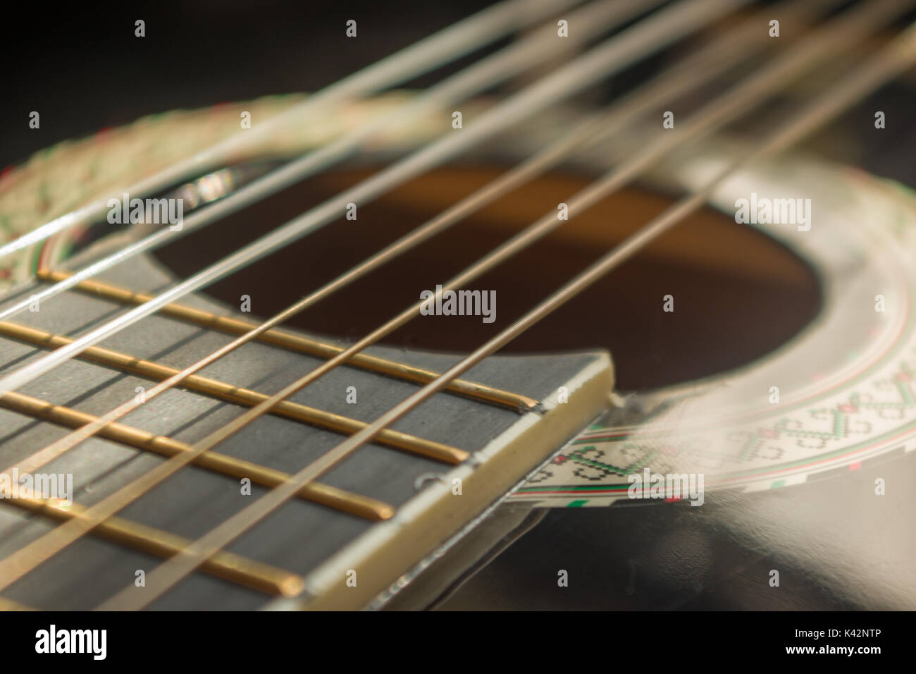 Black chitarra, stringhe e rosette soundhole - messa a fuoco selettiva sullo sfondo Foto Stock