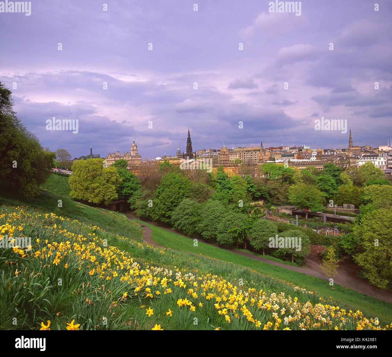 Primavera vista verso la Edinburgh skyline della città come si vede dalle pendici del castello di Edinburgo Foto Stock