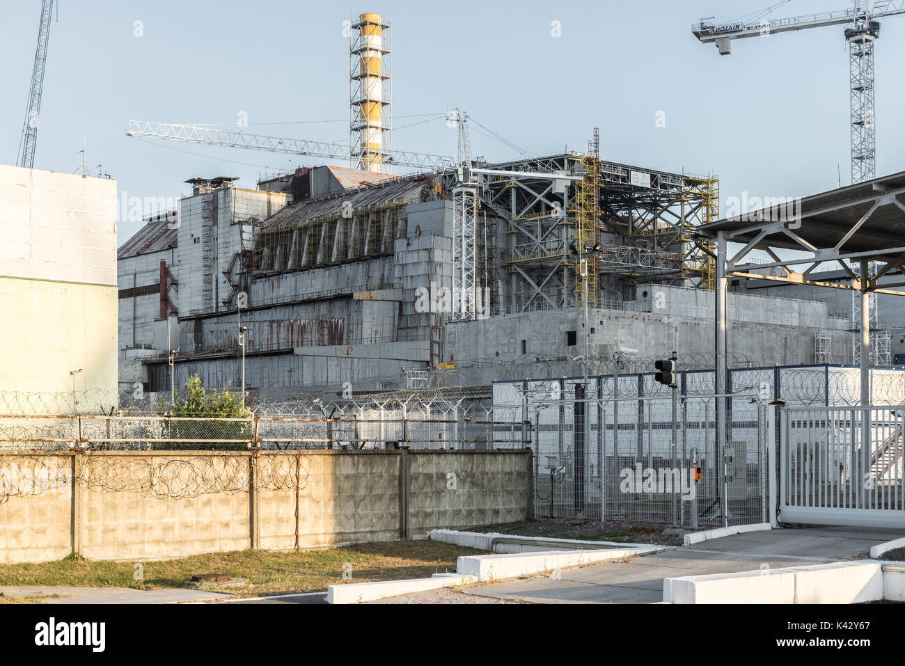 Il vecchio sarcofago su reattore 4 della centrale nucleare di Cernobyl Foto Stock