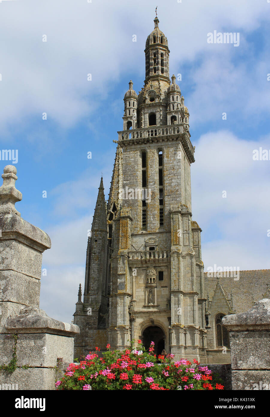 Vista della Torre di Saint Germain a Saint-Germain Chiesa Pleyben, (parrocchia vicino), Brittany, Francia Foto Stock