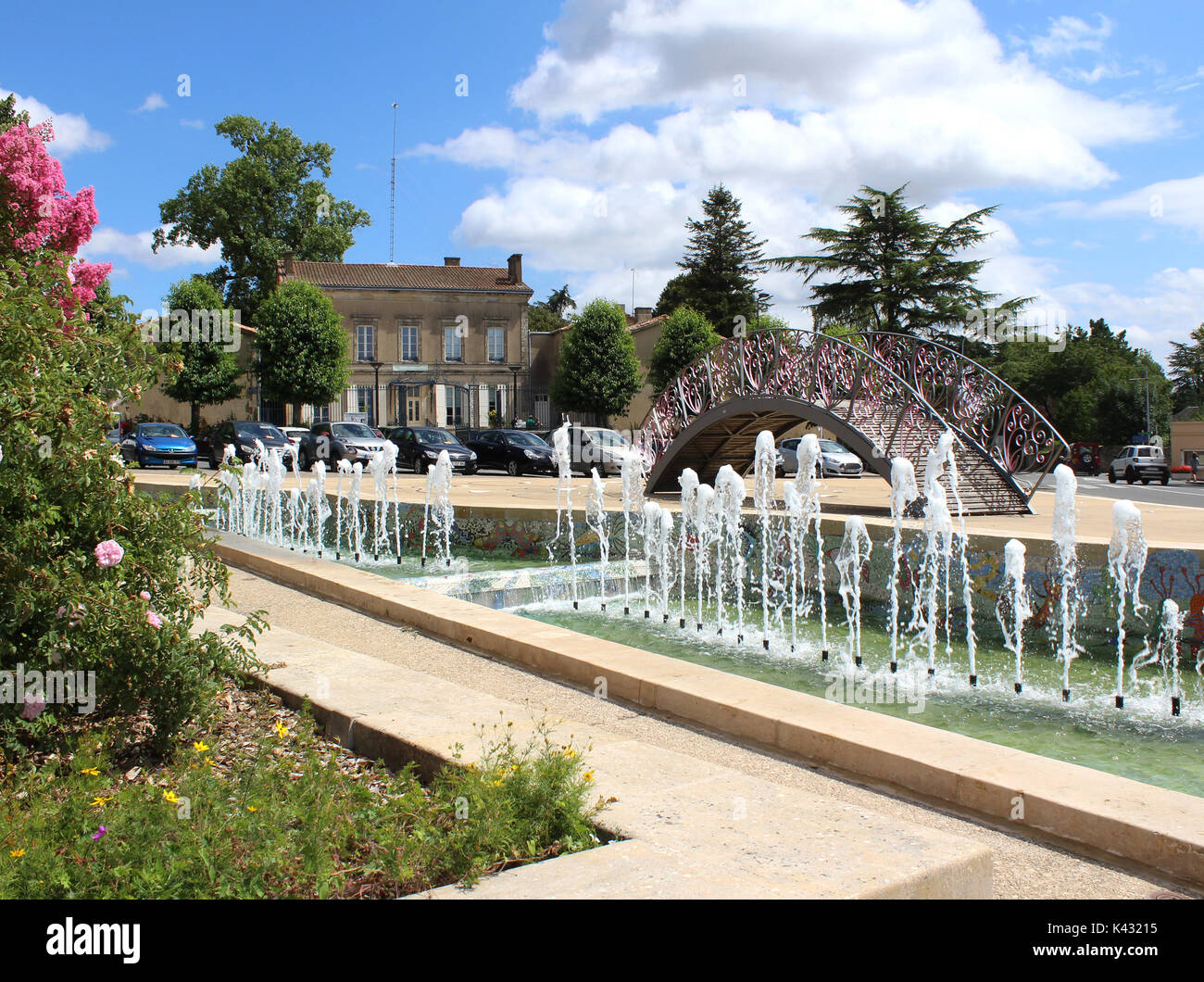 MELLE, Francia, 21 luglio 2017: vista del centro storico fontane su Avenue de Limoges. Melle è una piccola città vibrante e una popolare destinazione turistica. Foto Stock