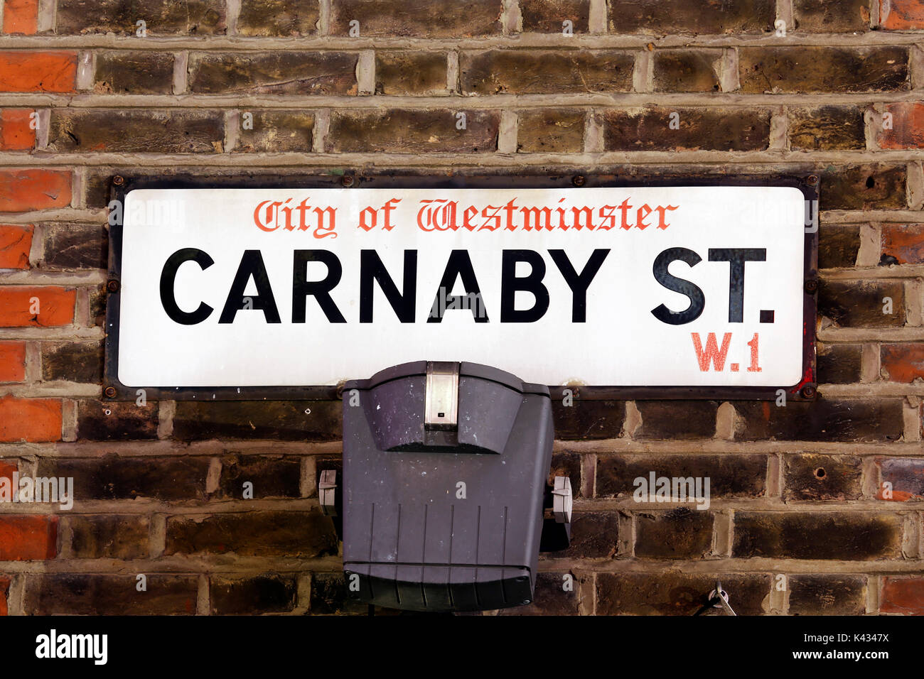 Un cartello stradale di Carnaby Street, uno dei Londra le principali strade dello shopping, completata nel 1825, eseguire attraverso Piccadilly Circus e Oxford Circus. Foto Stock
