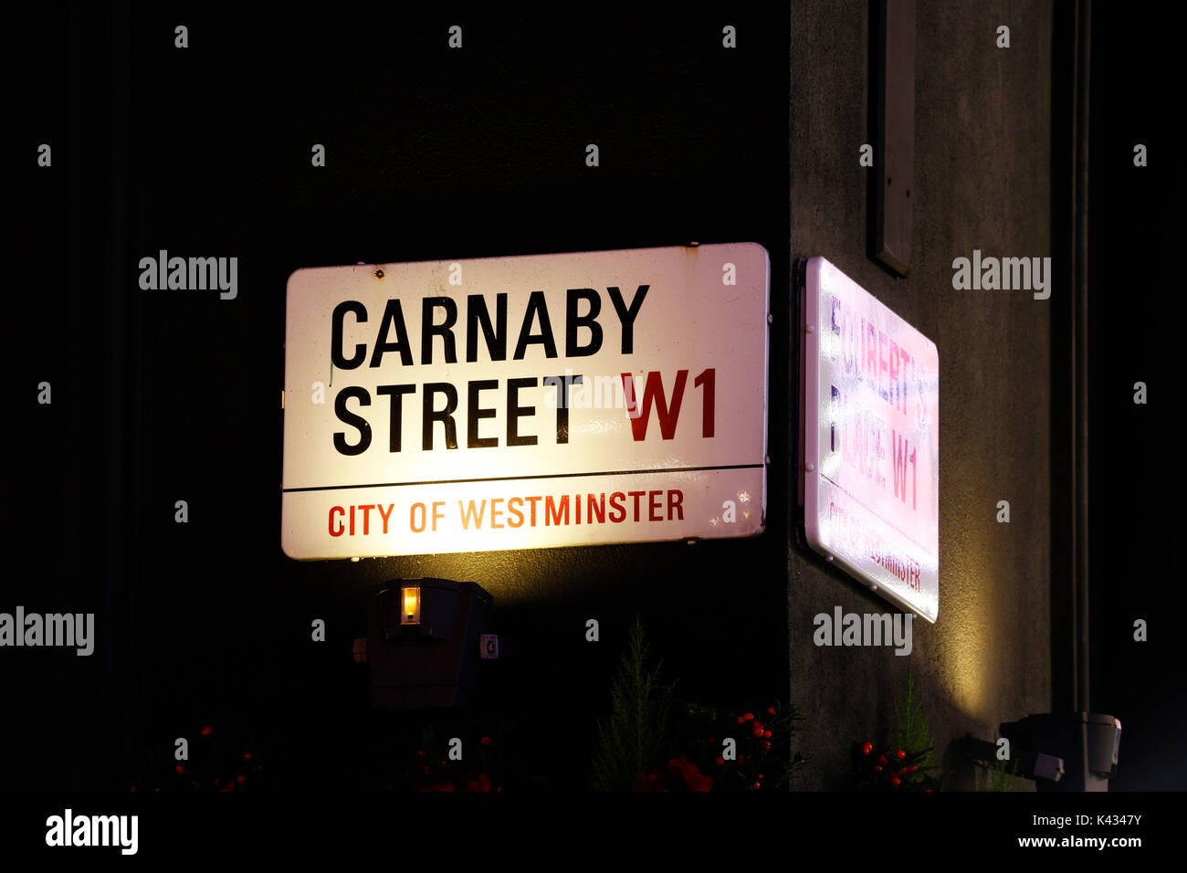 Un cartello stradale di Carnaby Street, uno dei Londra le principali strade dello shopping, completata nel 1825, eseguire attraverso Piccadilly Circus e Oxford Circus. Foto Stock