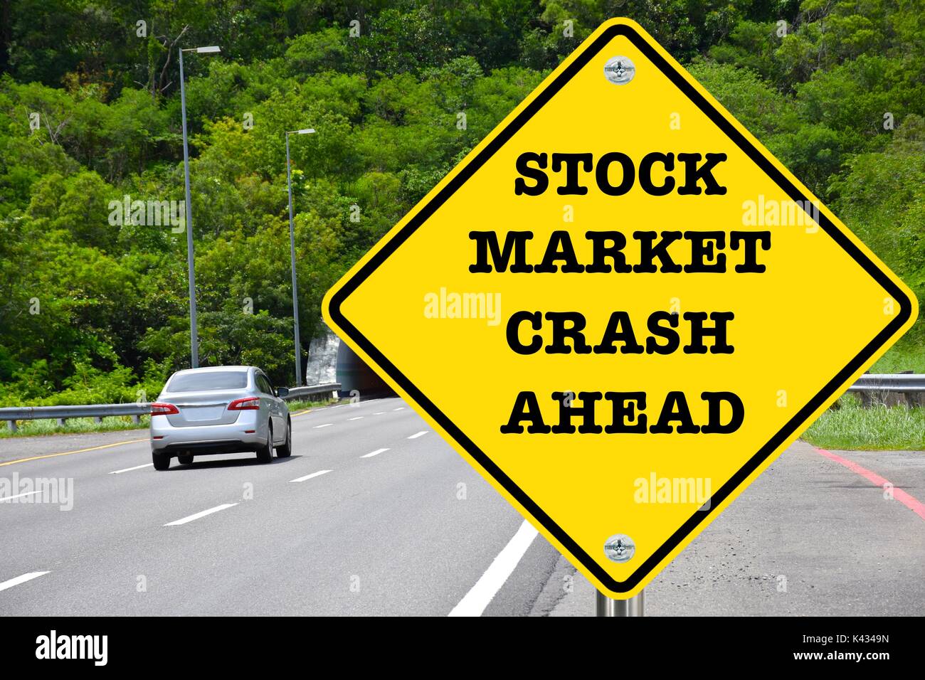 Stock Market Crash davanti, avvertimento cartello stradale Foto Stock