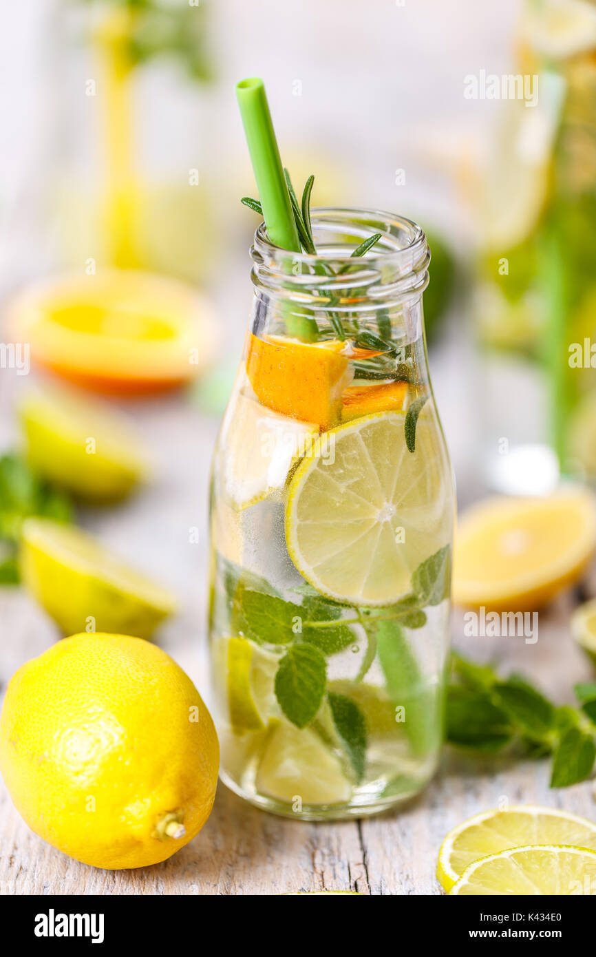 La limonata con limone fresco su sfondo di legno Foto Stock