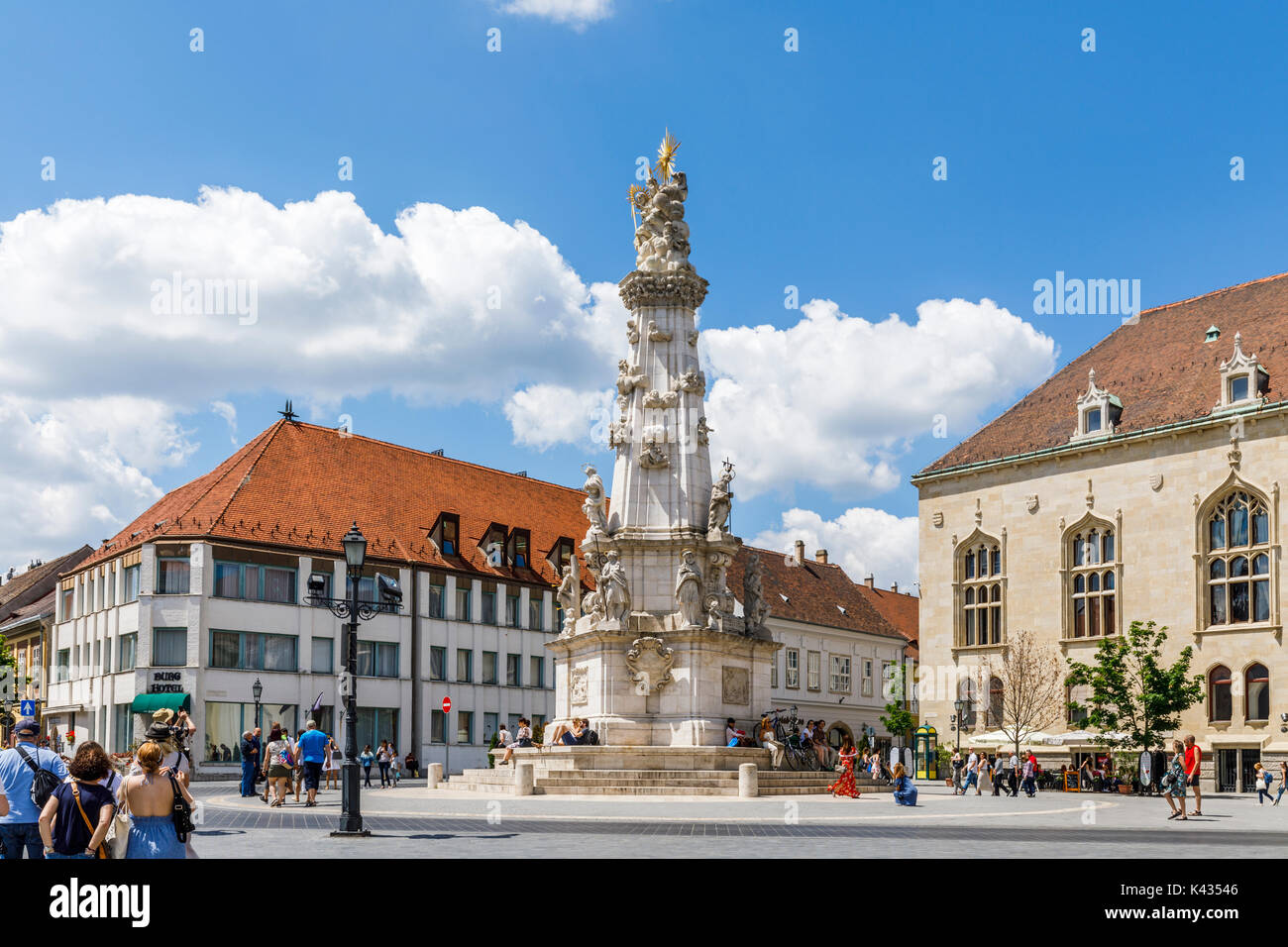 La colonna della santa Trinità nella Santa Trinità, Piazza della Città Vecchia e il quartiere del Castello di Buda, Budapest, la città capitale di Ungheria, Europa centrale su una giornata di sole e cielo blu Foto Stock