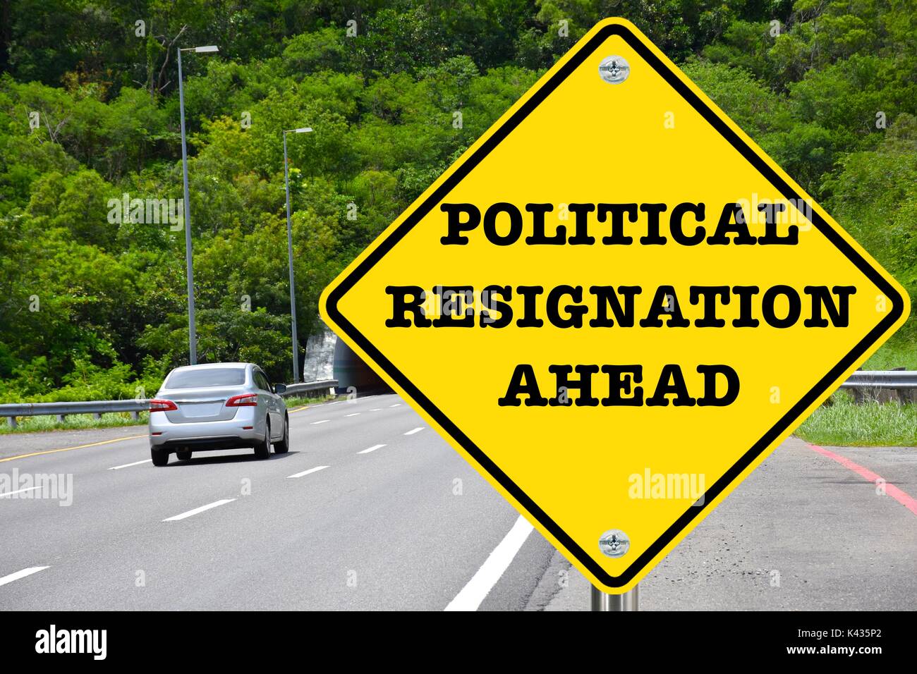 Rassegnazione politica avanti, giallo di avvertimento cartello stradale Foto Stock