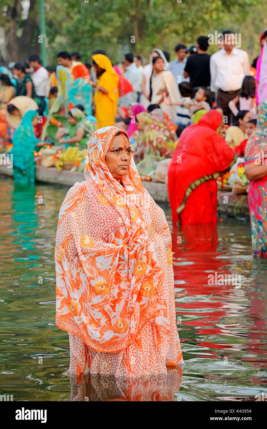 Hindu-Frau beim hinduistischen Chhath Fest, Neu-Delhi, Indien | donna indù al festival Chhath, New Delhi, India Foto Stock