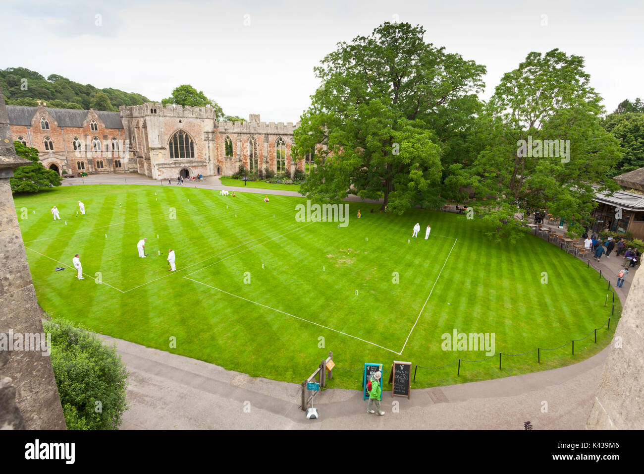 Croquet match presso il Palazzo del Vescovo, pozzi, Somerset. Regno Unito Foto Stock