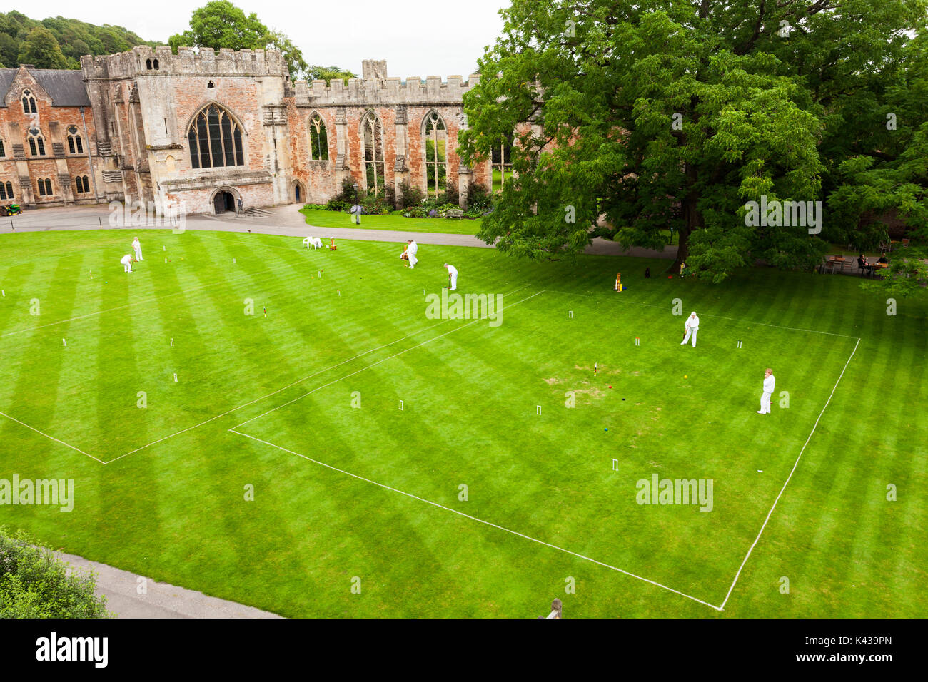 Croquet match presso il Palazzo del Vescovo, pozzi, Somerset. Regno Unito Foto Stock