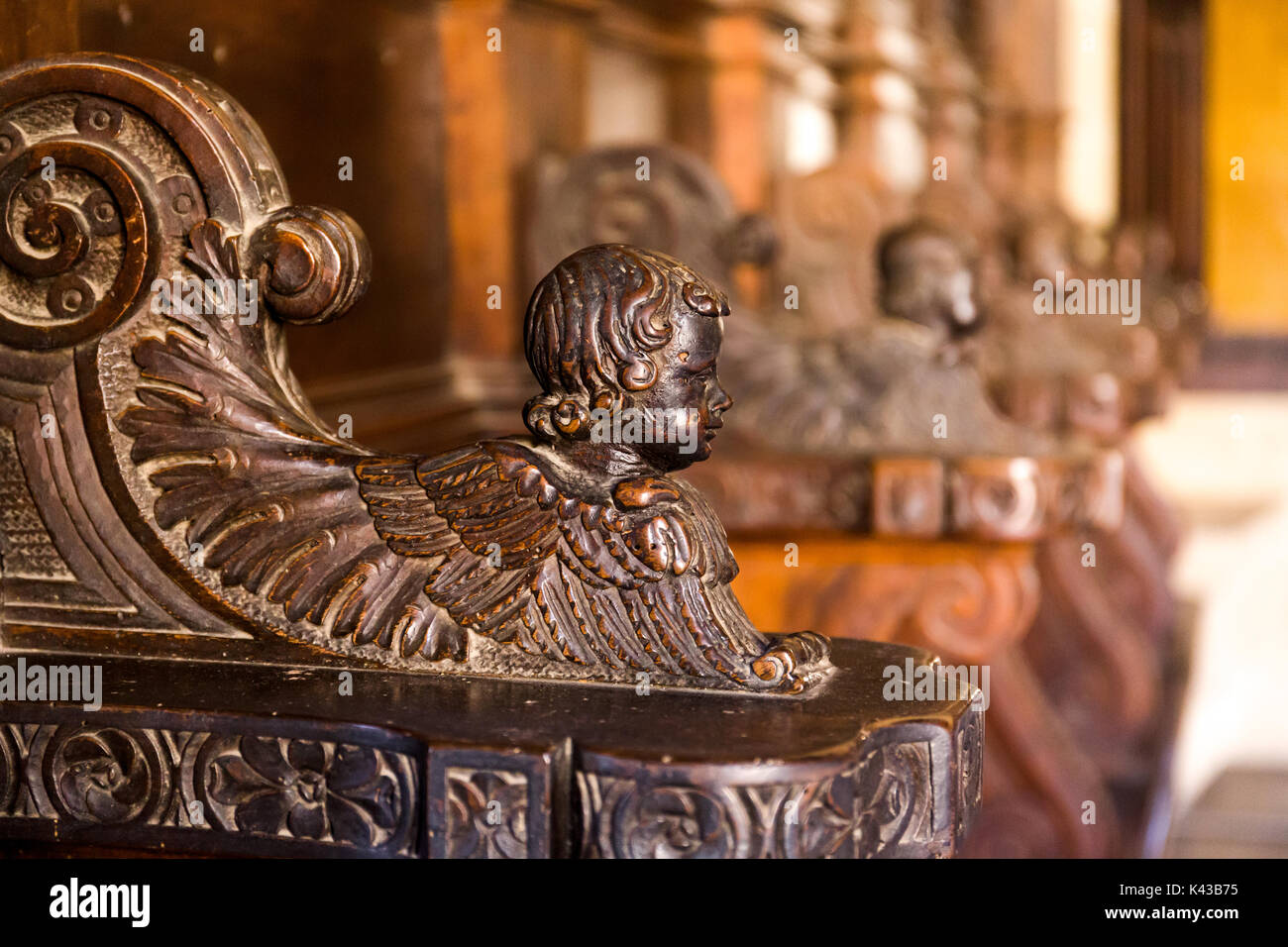 Banchi storico all'interno del Palazzo del Gran Maestro dei Cavalieri. Castello medievale nella vecchia città di Rodi, Grecia Foto Stock