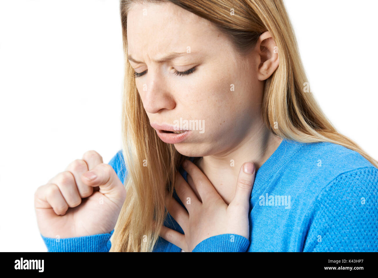 Giovane donna la sofferenza con la tosse Foto Stock