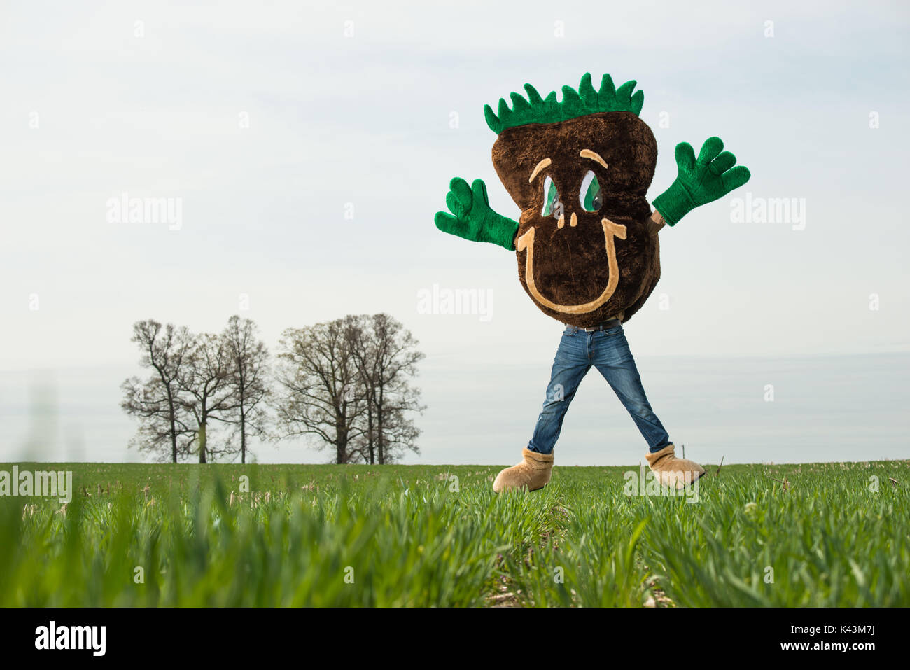 Gli Stati Uniti Dipartimento di Agricoltura nazionale di conservazione delle risorse di mascotte Servizio Sammy suolo salti su una no-till campo al soleggiato crinale Farm Aprile 28, 2014 in Laytonsville, Maryland. La fattoria di famiglia utilizza molti eco-friendly prassi di conservazione come no-till copra mozzando sistemi che prevenire erosione. (Foto di Lance Cheung via Planetpix) Foto Stock Gli Stati Uniti Dipartimento di Agricoltura nazionale di conservazione delle risorse di mascotte Servizio Sammy suolo salti su una no-till campo al soleggiato crinale Farm Aprile 28, 2014 in Laytonsville, Maryland. La fattoria di famiglia utilizza molti eco-friendly prassi di conservazione come no-till copra mozzando sistemi che prevenire erosione. (Foto di Lance Cheung via Planetpix) Foto Stock