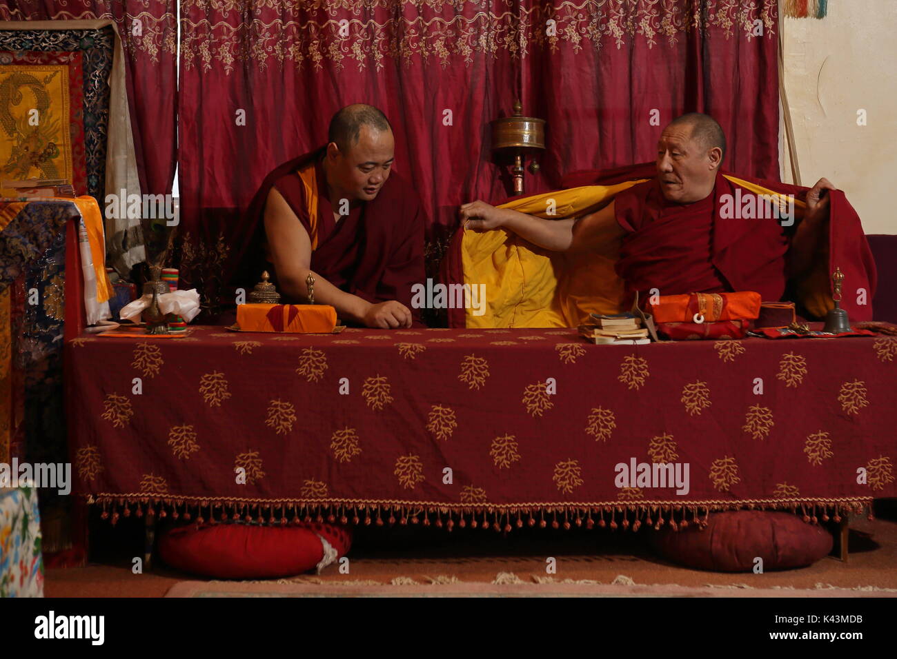 Lama Sanggon, Lama Namka e Molan Lama condotta mattina puja cerimonie di Dorje Ling centro buddista in DUMBO/aceto Hill, Brooklyn il 25 febbraio Foto Stock