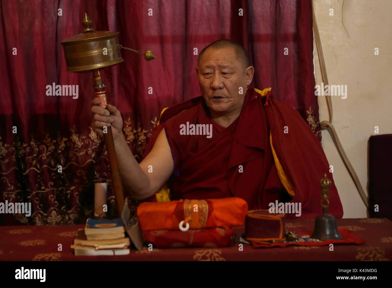 Lama Namka conduce mattina puja cerimonie di Dorje Ling centro buddista in DUMBO/aceto Hill, Brooklyn il 25 febbraio 2016. Foto Stock