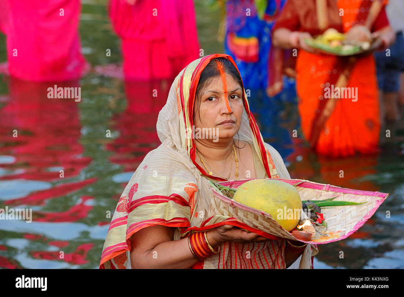 Donna indù al festival Chhath, New Delhi, India | Hindu-Frau beim hinduistischen Chhath Fest, Neu-Delhi, Indien Foto Stock