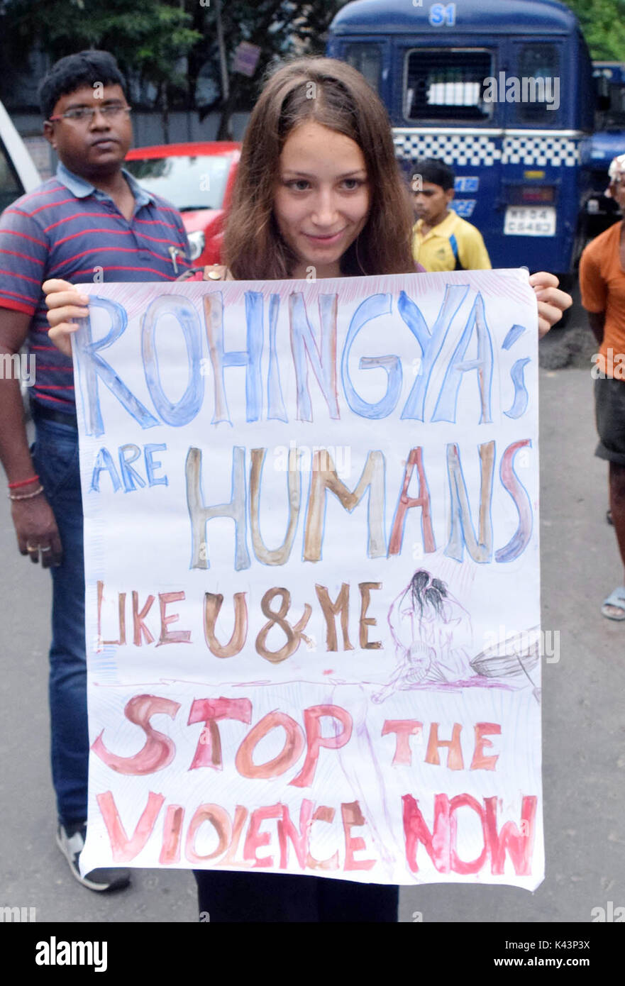 Un gruppo di attivisti protesta contro Rohingy crisi nella parte anteriore del Consolato del Myanmar il 4 settembre 2017 in Kolkata. Myanmar militari e di polizia di repressione nei confronti di Rohingya musulmani uccisioni migliaia a Stato di Rakhine di Myanmar. (Foto di Saikat Paolo / Pacific Stampa) Foto Stock