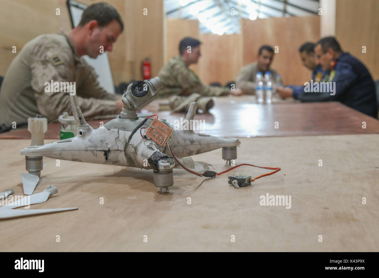 Un ISIL drone catturato da irachena federale di polizia si siede su un tavolo al Qayyarah West Airfield Joint Operations Center Febbraio 9, 2017 a Mosul, Iraq. (Foto di Jason scafo tramite Planetpix) Foto Stock