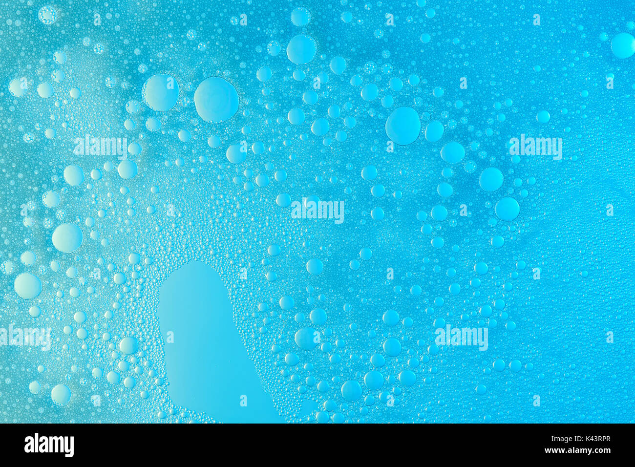 Abstract schiuma di sapone bolle blu su sfondo piatto. Lavare la superficie di liquido Foto Stock