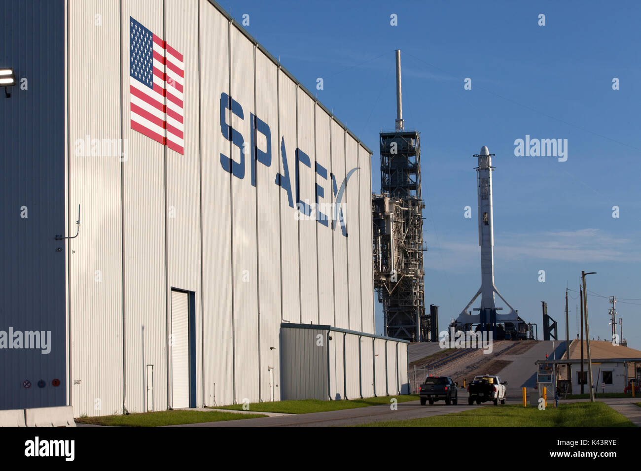 Un SpaceX Falcon 9 rucola e Dragon veicolo spaziale di rialimentazione sedersi presso il Kennedy Space Center complessi di lancio 39A in preparazione per il CRS-12 di rialimentazione commerciale di lancio della Missione alla Stazione Spaziale Internazionale Agosto 14, 2017 in Merritt Island, Florida. (Foto di Kim Shiflett via Planetpix) Foto Stock