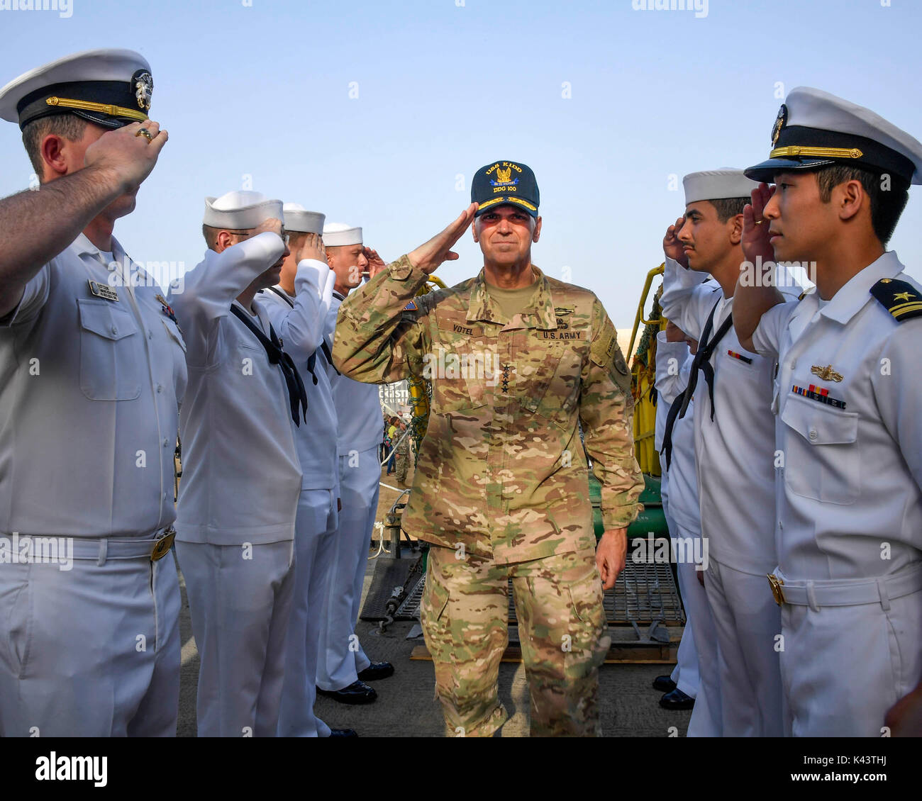 I marinai DEGLI STATI UNITI STATI UNITI salutano Esercito comando centrale il Comandante Joseph Votel come egli vive negli Stati Uniti Navy Arleigh Burke-class guidato-missile destroyer USS Kidd Agosto 22, 2017 in Duqm, Oman. (Foto di Dana lanciafiamme via Planetpix) Foto Stock