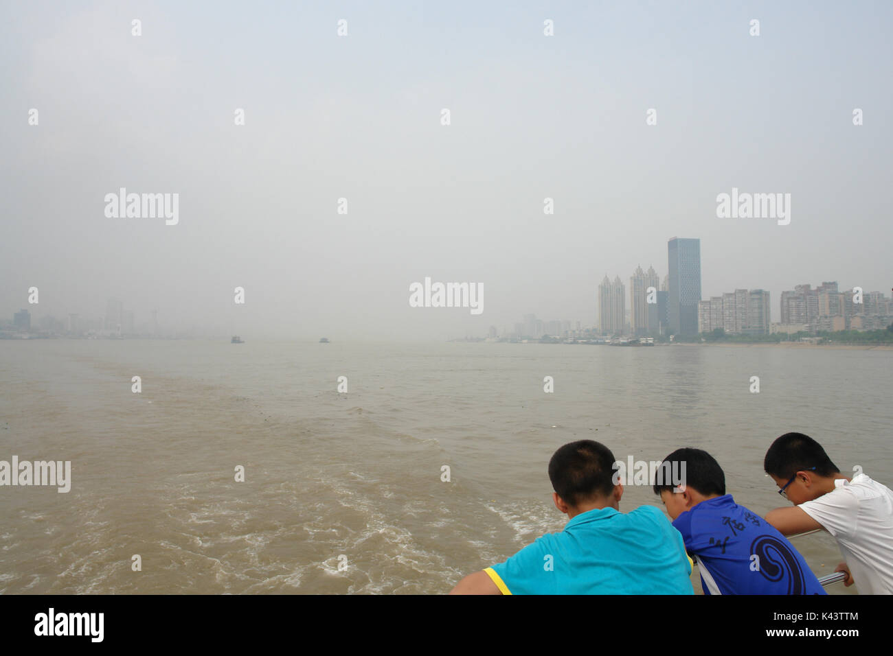 Il fiume giallo e vita, Wuhan, smog Foto Stock