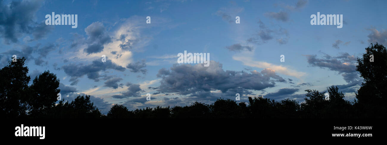 Una bellissima vista del cielo della sera, tramonto, panorama viev Foto Stock