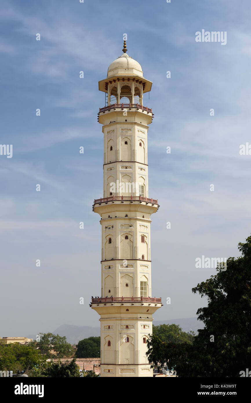 Cielo minareto di perforazione nella città di Jaipur in India. Rajasthan Foto Stock