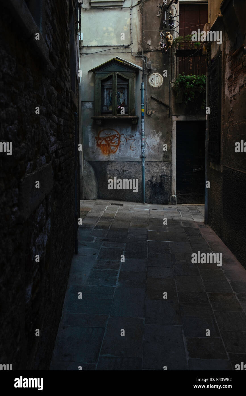 Un passaggio scuro a Venezia Foto Stock