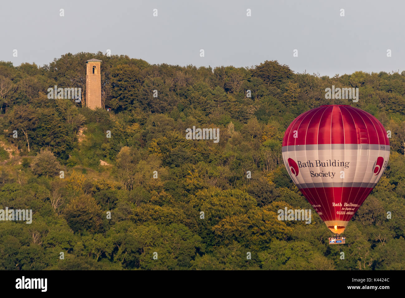 BATH, Regno Unito - 28 ago 2017 Bath Building Society mongolfiera con i passeggeri. Liveried rosso e bianco che porta a palloncino grande numero di persone Foto Stock