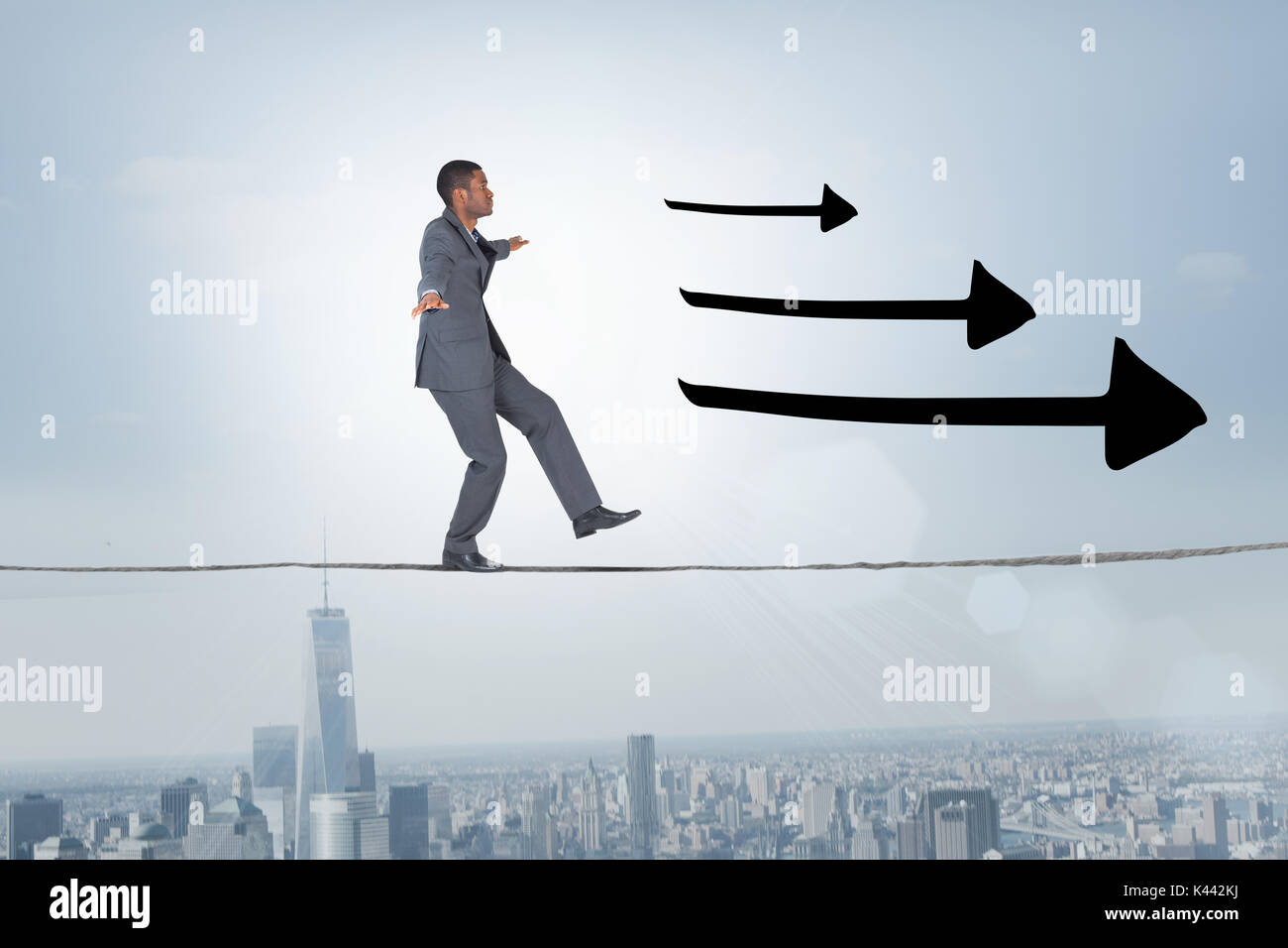 Imprenditore di eseguire un bilanciamento atto contro il balcone che si affaccia sulla città Foto Stock