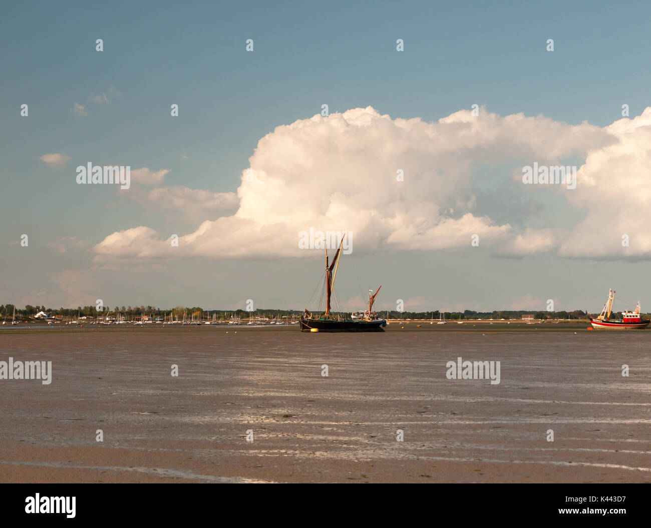 Ormeggiato in mare nave Londra barge in nero la marea fuori;Maldon Essex; Inghilterra; Regno Unito Foto Stock