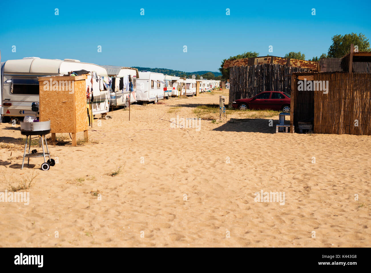 Camping posto sulla spiaggia con roulotte. Camper sulla sabbia, Mar Nero, Bulgaria Foto Stock