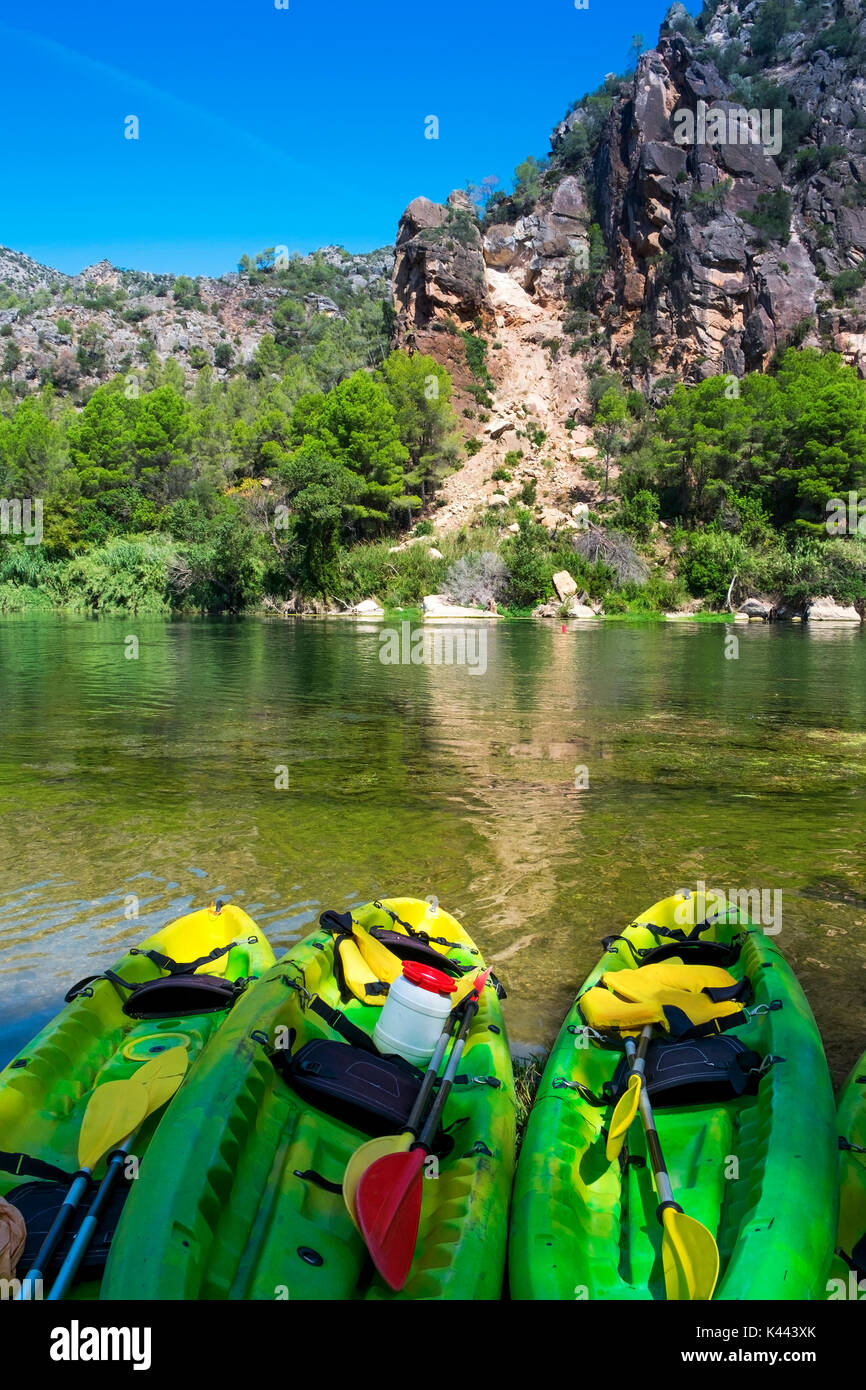 Alcuni kayak stranded presso il fiume Ebro come passa attraverso Benifallet, Spagna Foto Stock