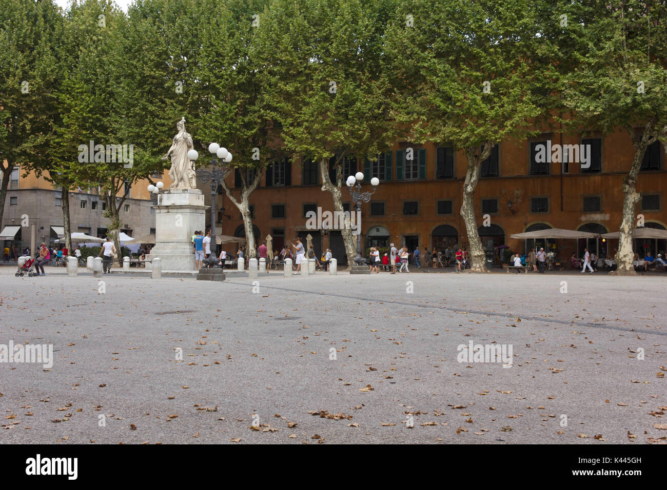 LUCCA, Italia - 15 agosto 2015: Napoleone Square nella città di Lucca in Toscana, Italia, con poche persone intorno a Foto Stock
