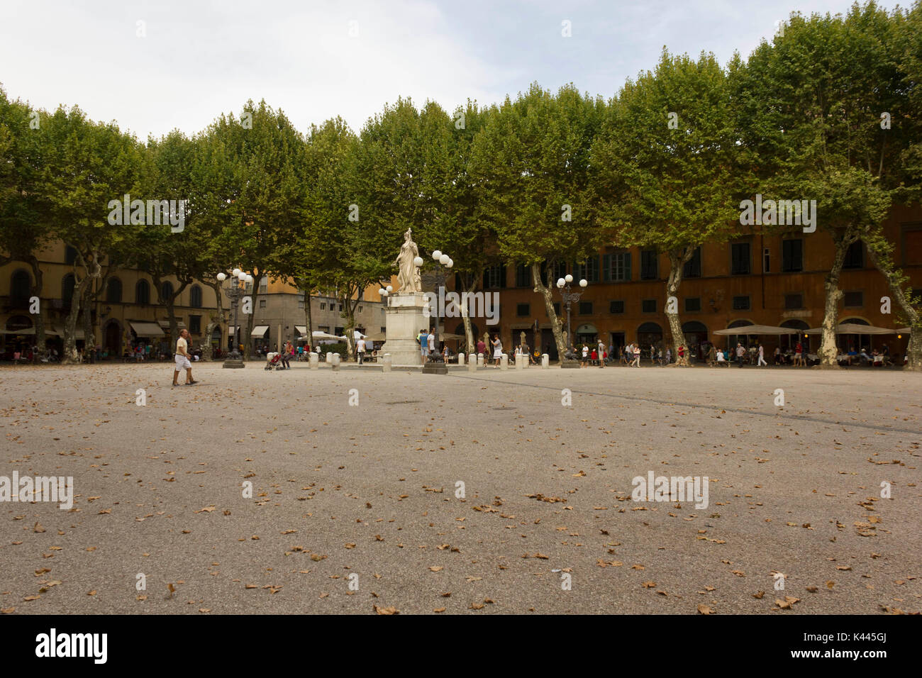 LUCCA, Italia - 15 agosto 2015: Napoleone Square nella città di Lucca in Toscana, Italia, con poche persone intorno a Foto Stock