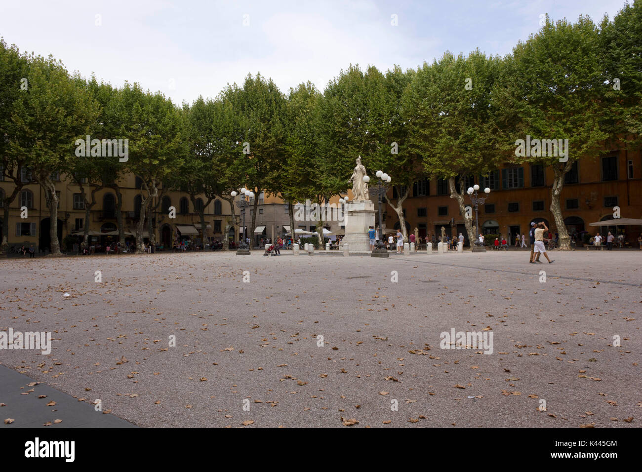 LUCCA, Italia - 15 agosto 2015: Napoleone Square nella città di Lucca in Toscana, Italia, con poche persone intorno a Foto Stock
