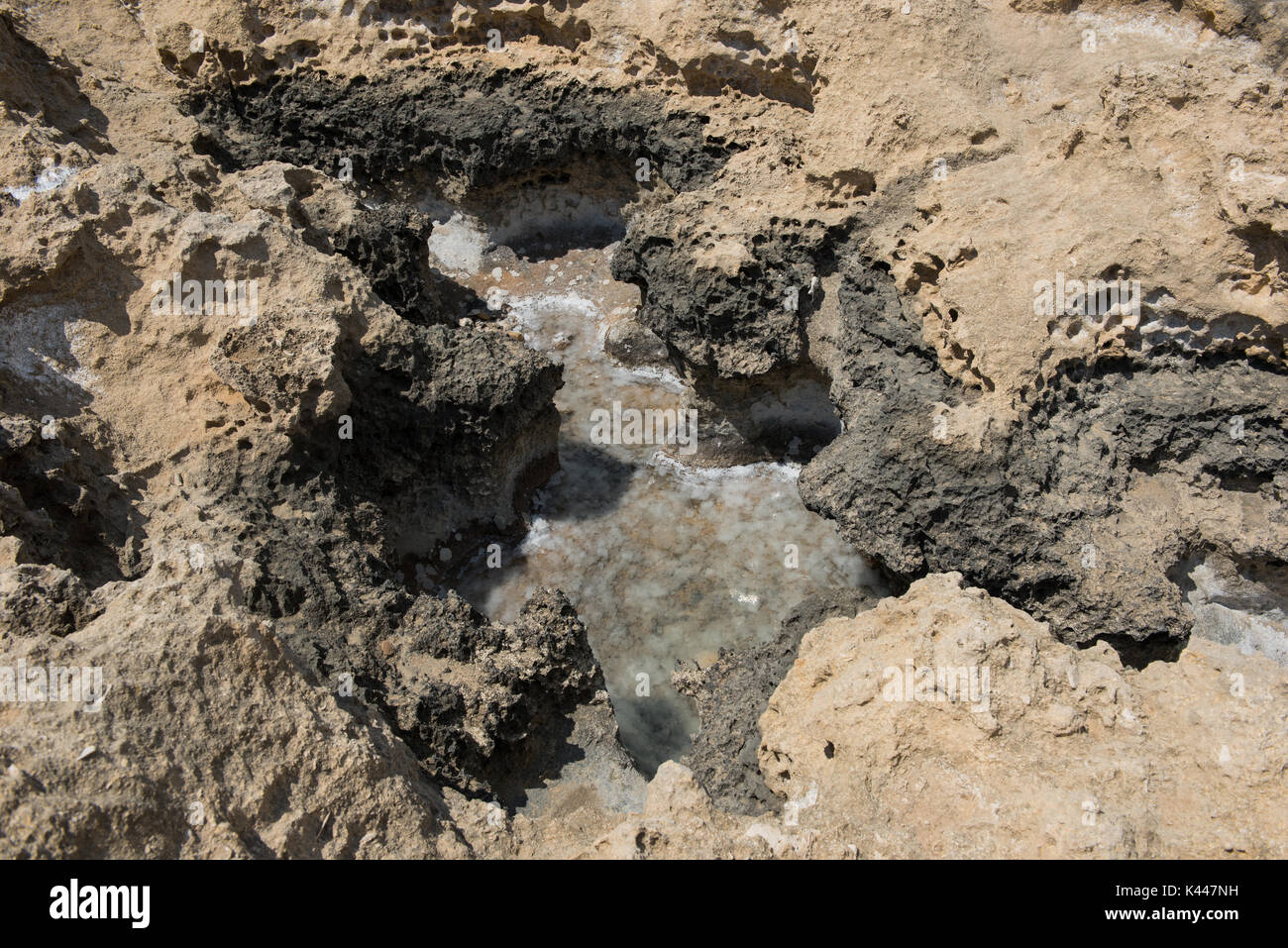 Mare i fori e le cavità nel terreno eroso dalle onde del mare riempito con cristallizzato sale marino dopo l'acqua di mare evaporata Foto Stock