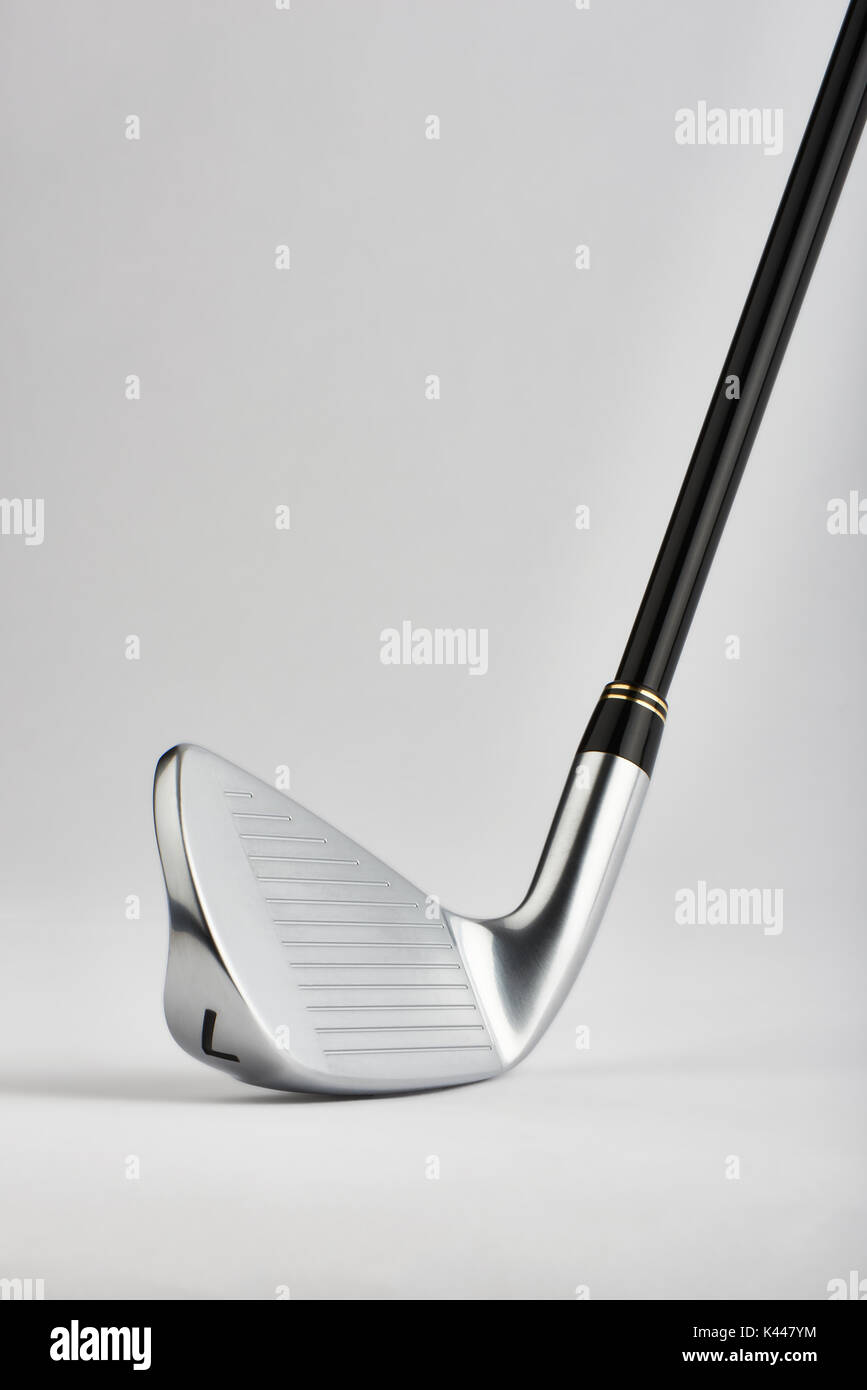 Close-up di Golf club ferro no.7 testa su uno sfondo bianco Foto Stock