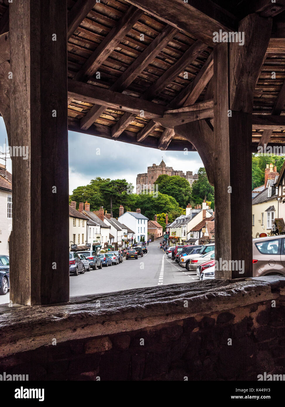 Vista attraverso il mercato di filato verso il basso la High Street verso il Castello di Dunster vicino a Minehead, Somerset. Foto Stock