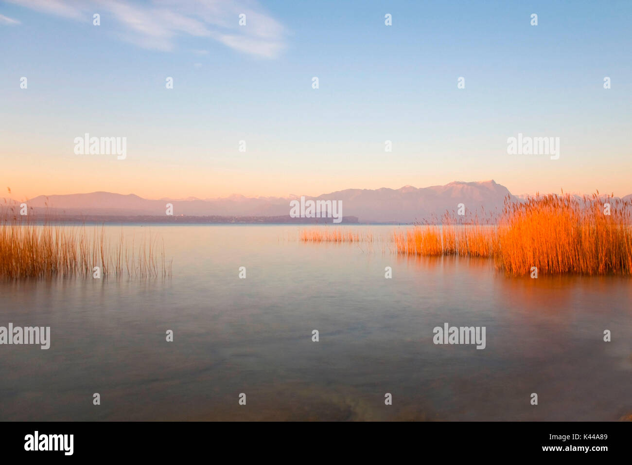 Tramonto in Inverno sul Lago di Garda, panorama da Sirmione Foto Stock