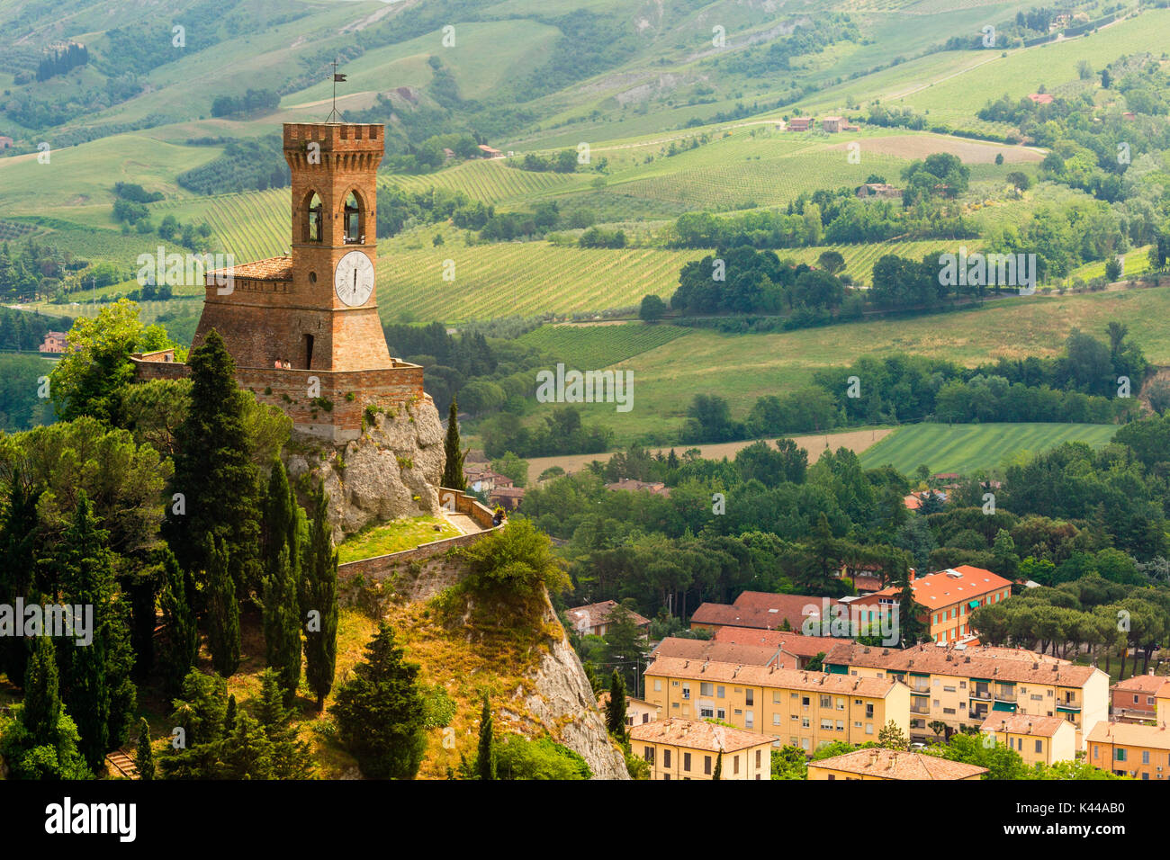 Castello, Brisighella, Provincia di Ravenna, Emilia Romagna, Italia. Orologio medievale torre nel villaggio. Foto Stock
