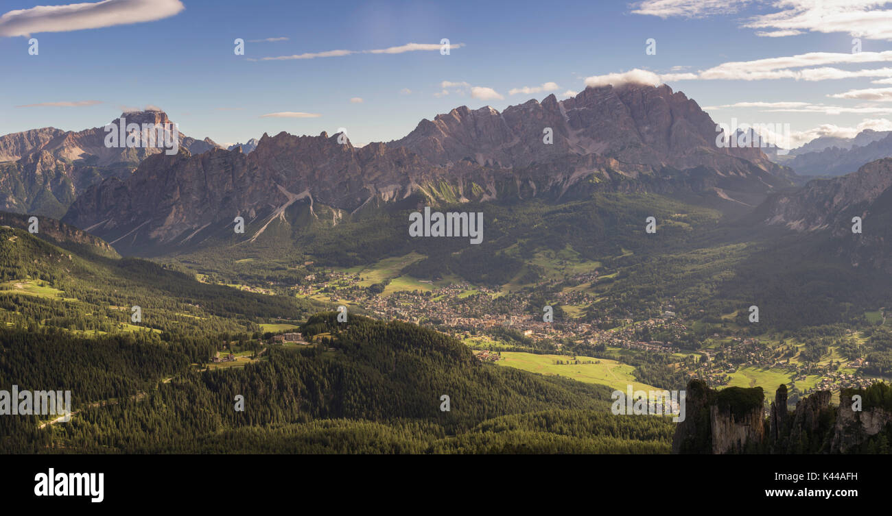 Cortina d'Ampezzo, Veneto, Belluno, Italia. La città di Cortina visto dall'alto. Foto Stock